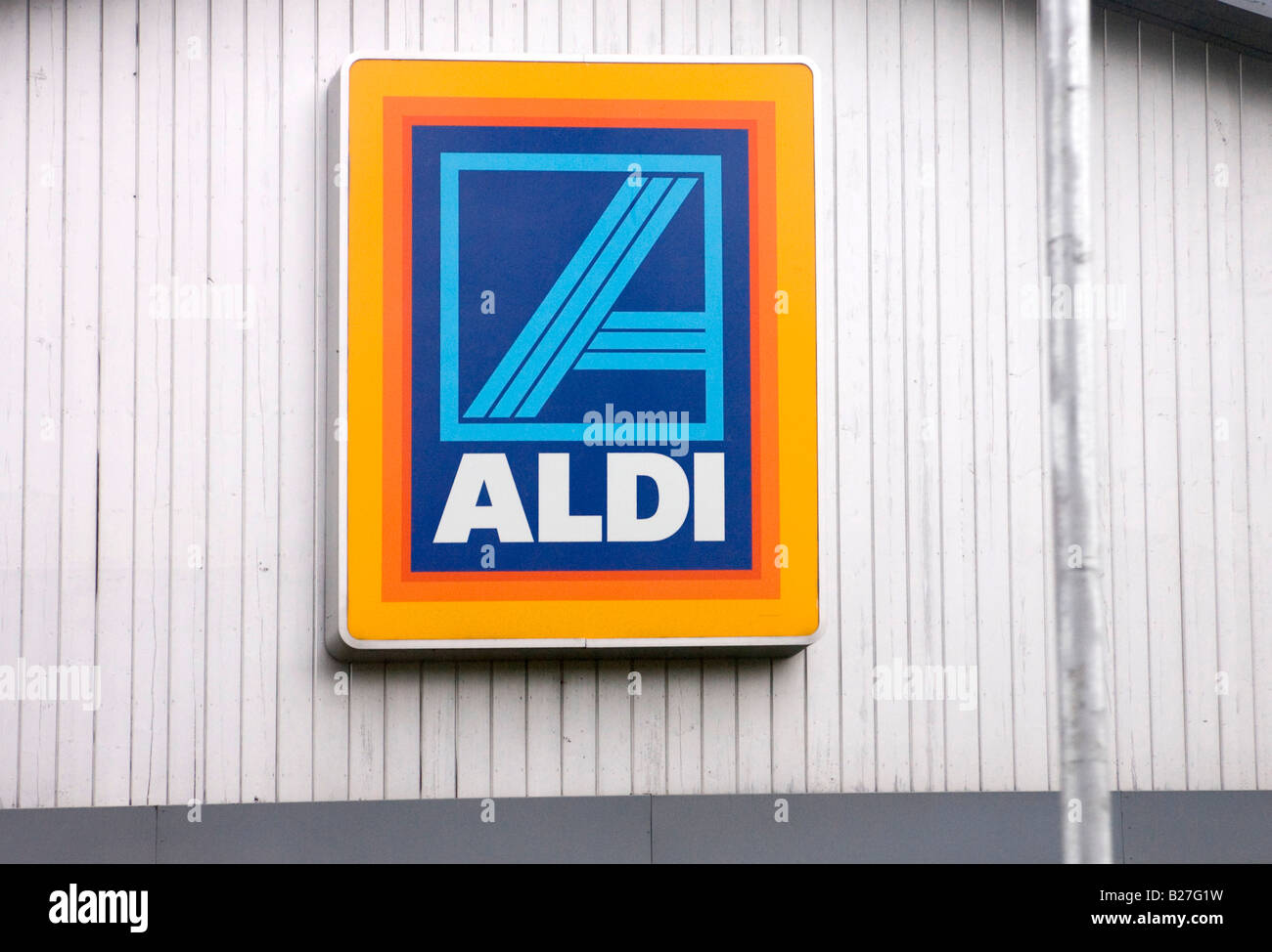 Aldi-Schild am Supermarkt Stockfoto