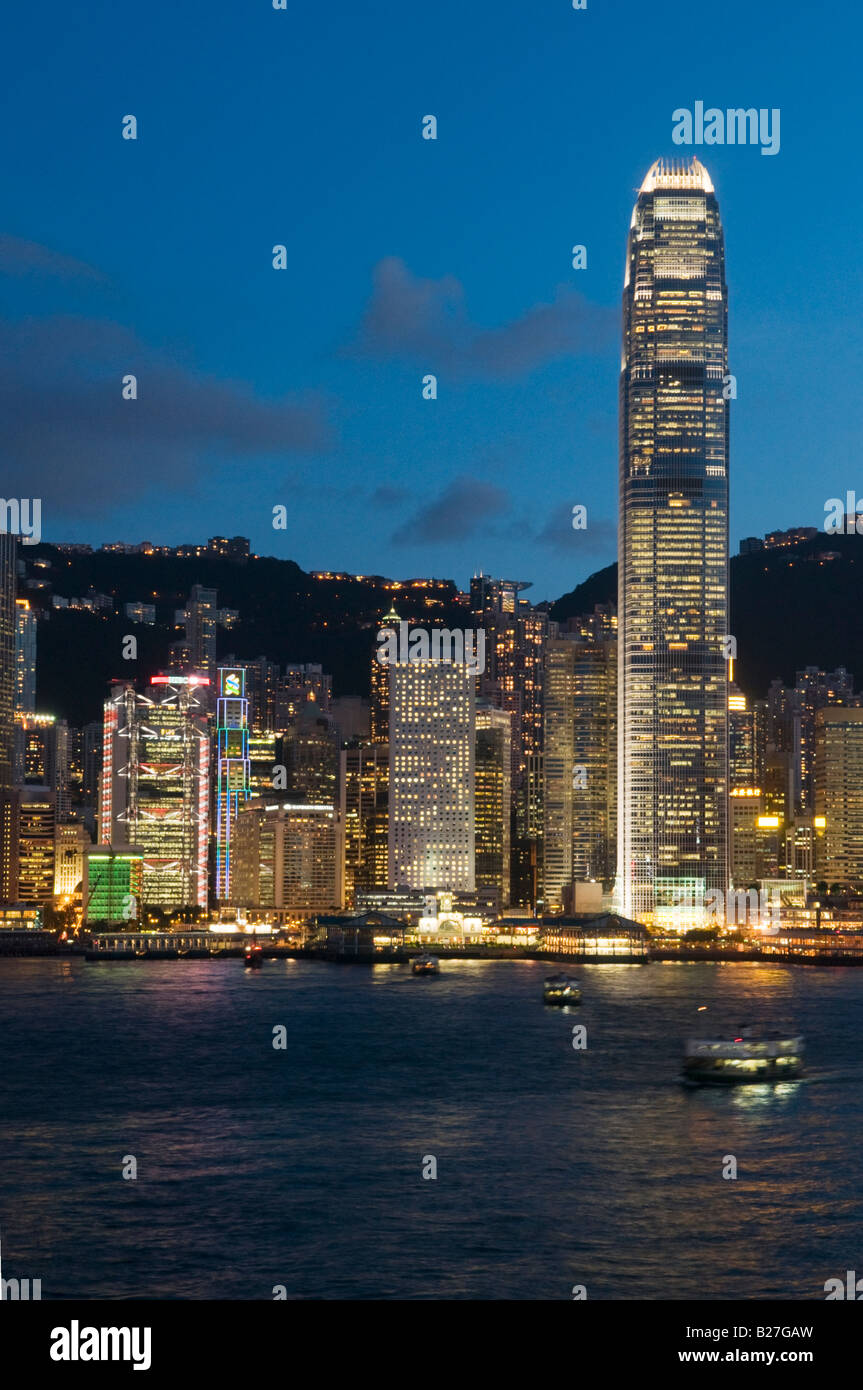 "Die Skyline von der Central Business District von Hong Kong Island an einem klaren Tag in Hong Kong Juli 2008" Stockfoto