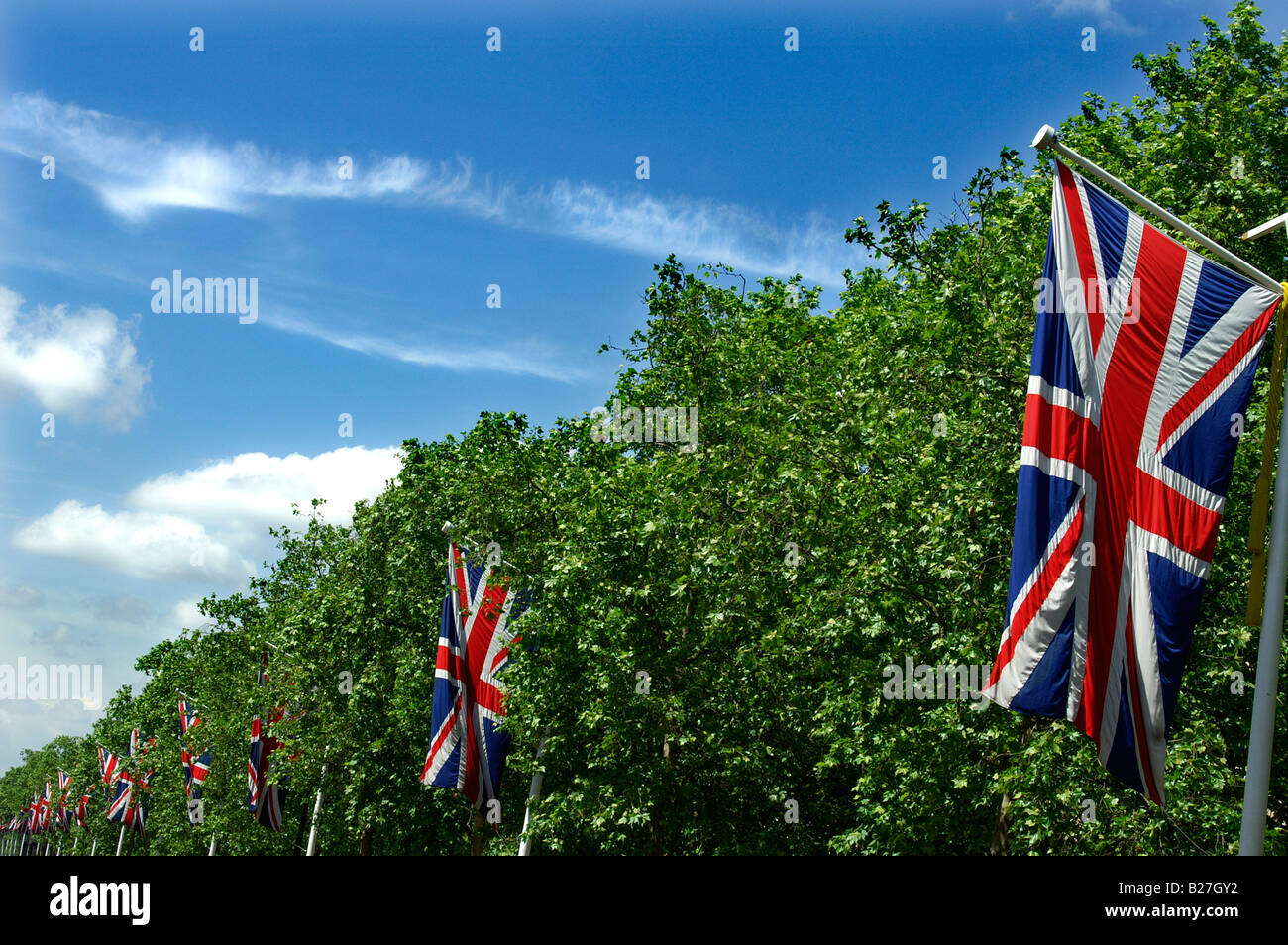 Union Jack-Flaggen auf dem Weg zum Buckingham Palace Stockfoto