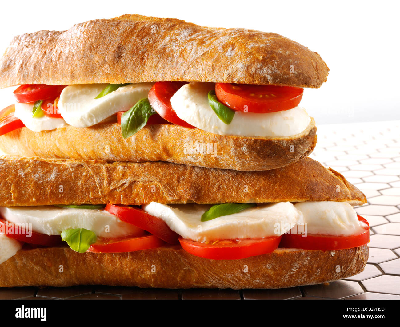 Nahaufnahme der Mozzarella, Tomaten und Basilikum Baguette in französischem Brot stick Stockfoto