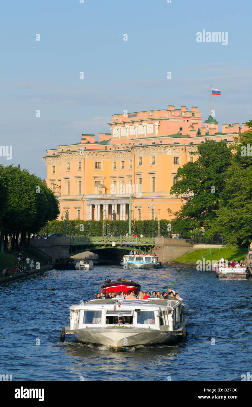 Boote auf dem Fluss Moyka und Mikhailovsky (St. Michael) Burg, St. Petersburg, Russland Stockfoto