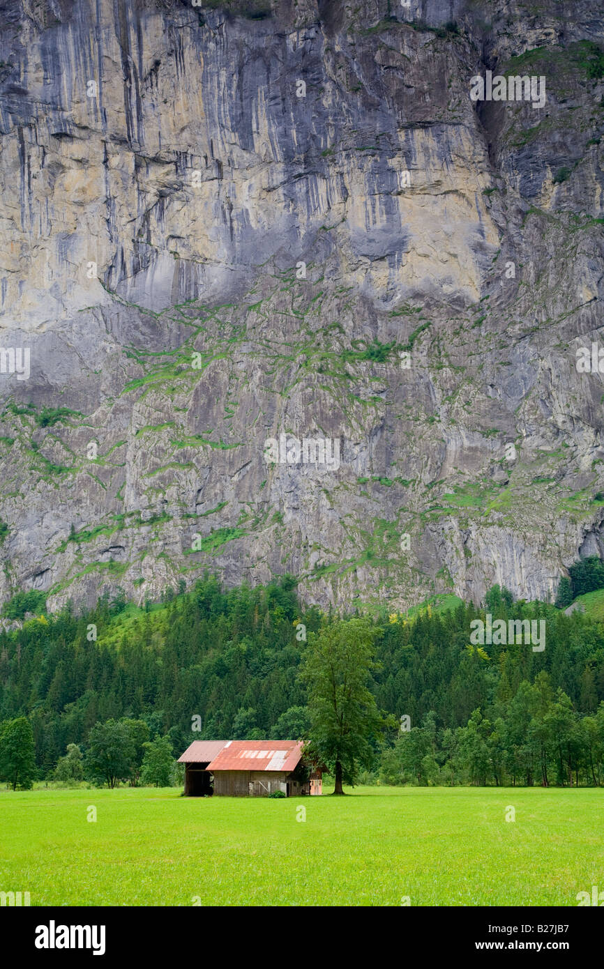 Eine kleine Scheune ist in der Nähe von einem steilen felsigen Berg in der Nähe von Lauterbrunnen Kanton Bern Schweiz Stockfoto