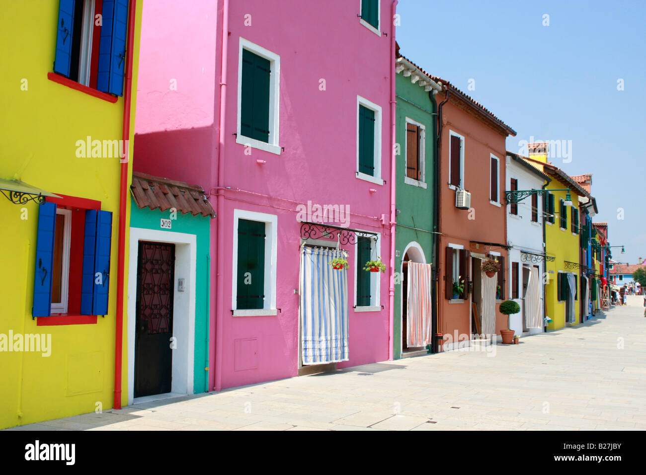 typische lebhaft bunt bemalten Häuser säumen die Straßen und Kanäle von der beliebten venezianischen Insel Burano Stockfoto