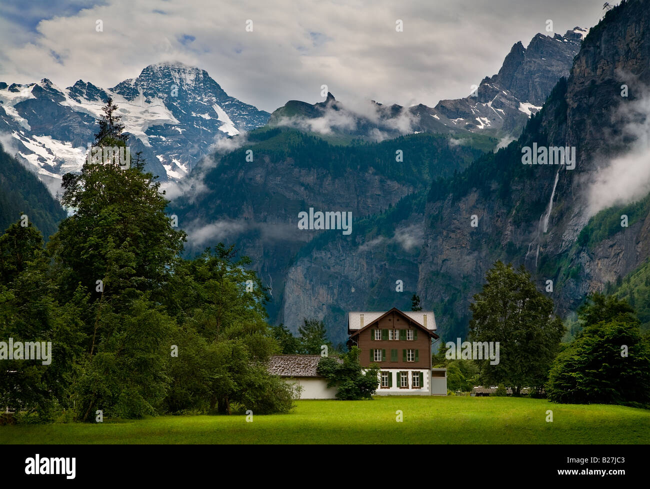 Ein Haus ist in der Nähe von einem steilen felsigen Berg in der Nähe von Lauterbrunnen Kanton Bern Schweiz Stockfoto
