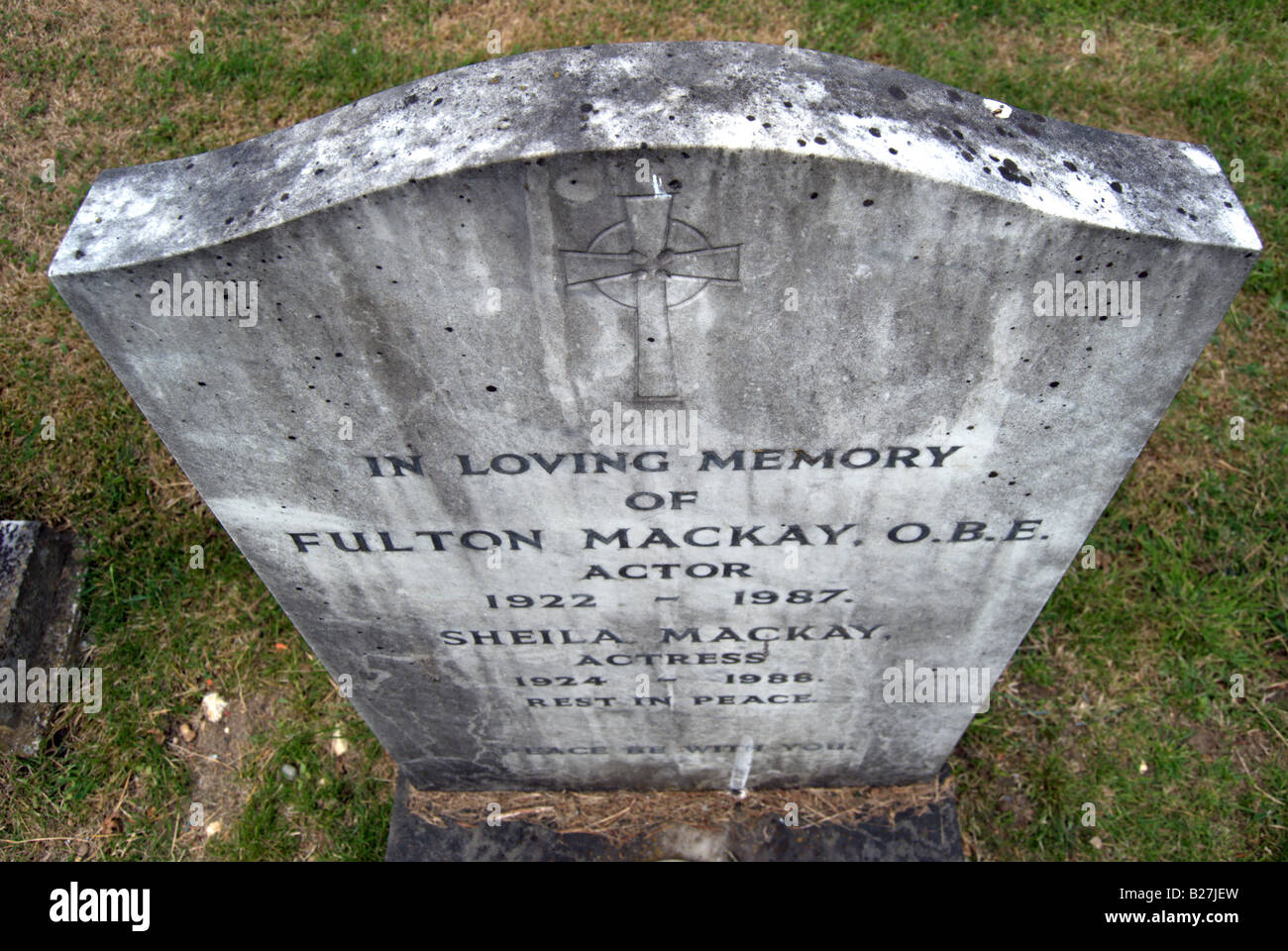 Grabstein des britischen Schauspielers Fulton Mackay und seine Frau Sheila in East Sheen Friedhof, Südwesten von London, England Stockfoto