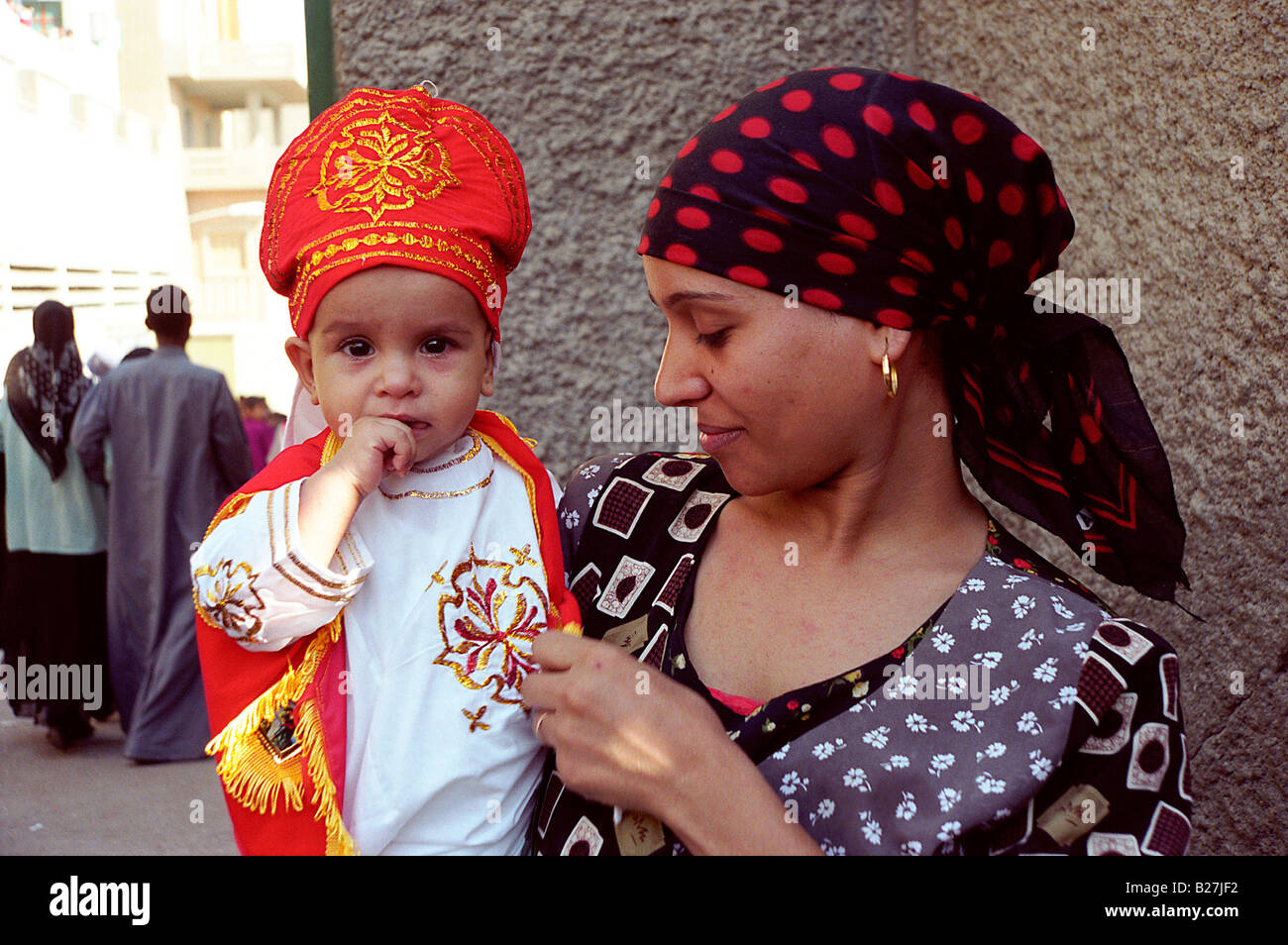 Eine koptische Mutter mit ihr neu Baptist Sohn in einem Kloster Deir Al Adra in Ägypten Stockfoto