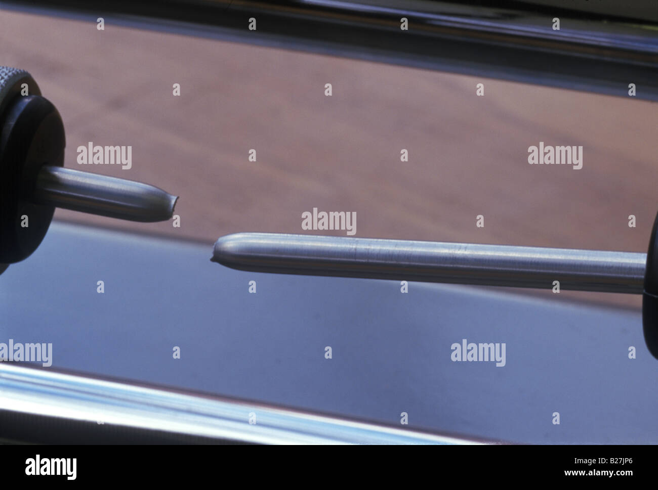 Alu-Stab bricht nach Einschnürung während unter Stress in eine extensometer Stockfoto