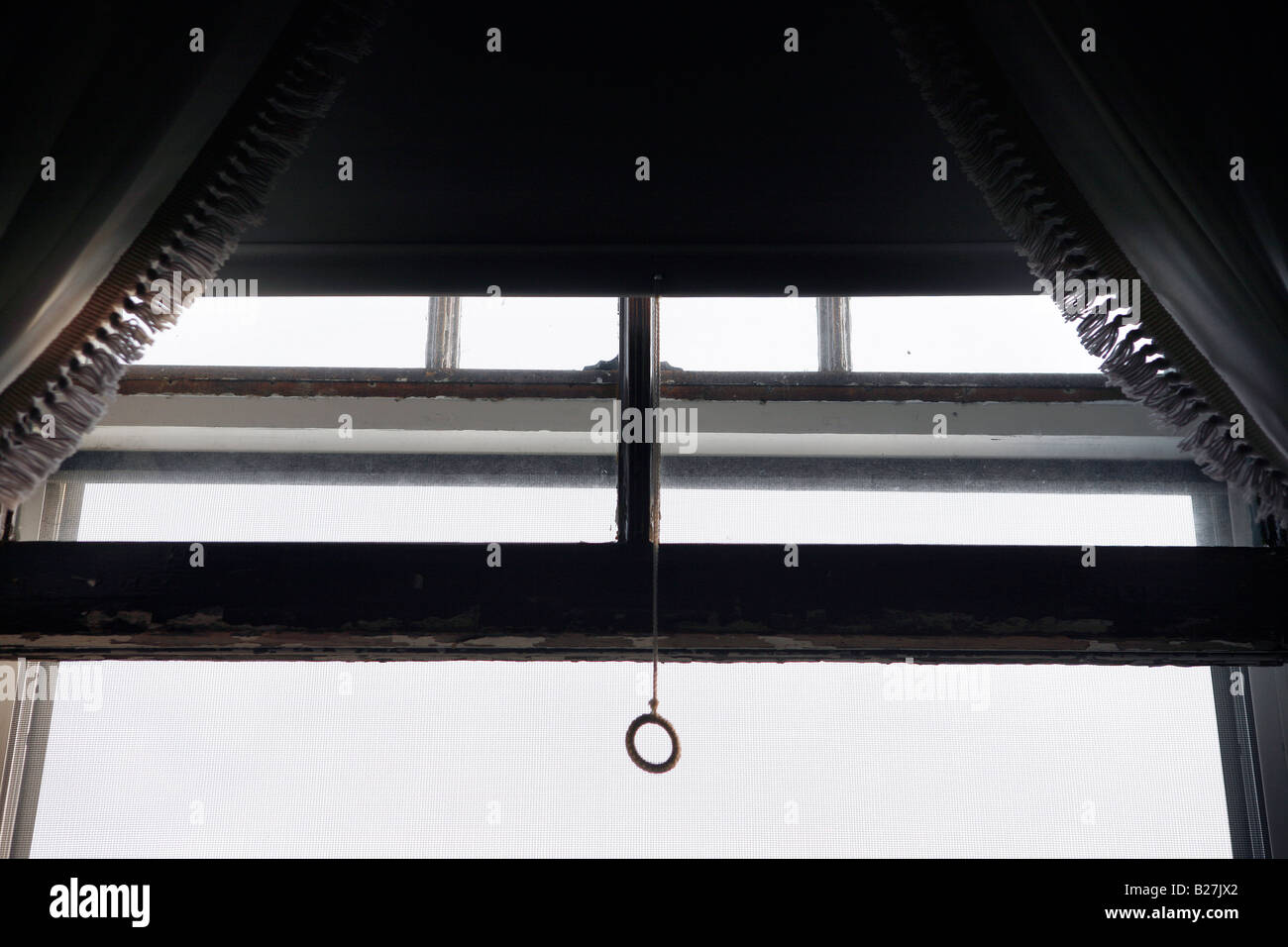 Im Sommer geöffnetes Fenster Stockfoto