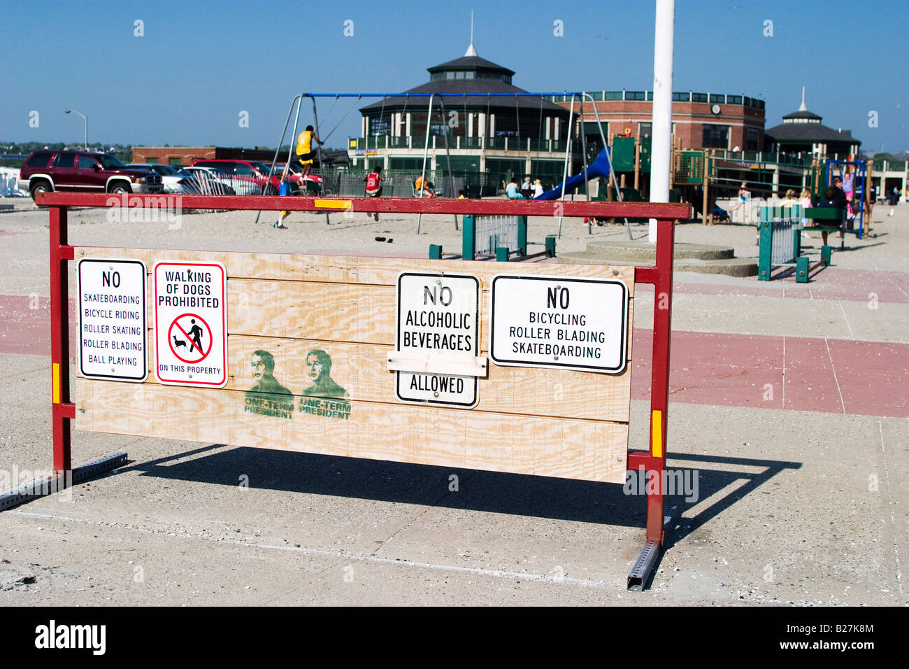 Zu Fuß von Hunden ist verboten und Graffiti auf eine Barriere neben einem Spielplatz Stockfoto