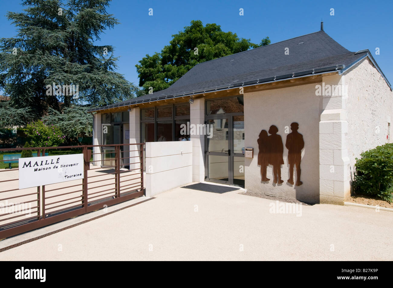 Ausstellung Besucherzentrum am Maillé wo 124 Einwohner von Nazi-Soldaten am Ende des 2. Weltkrieges, Indre-et-Loire, Frankreich erschossen wurden. Stockfoto