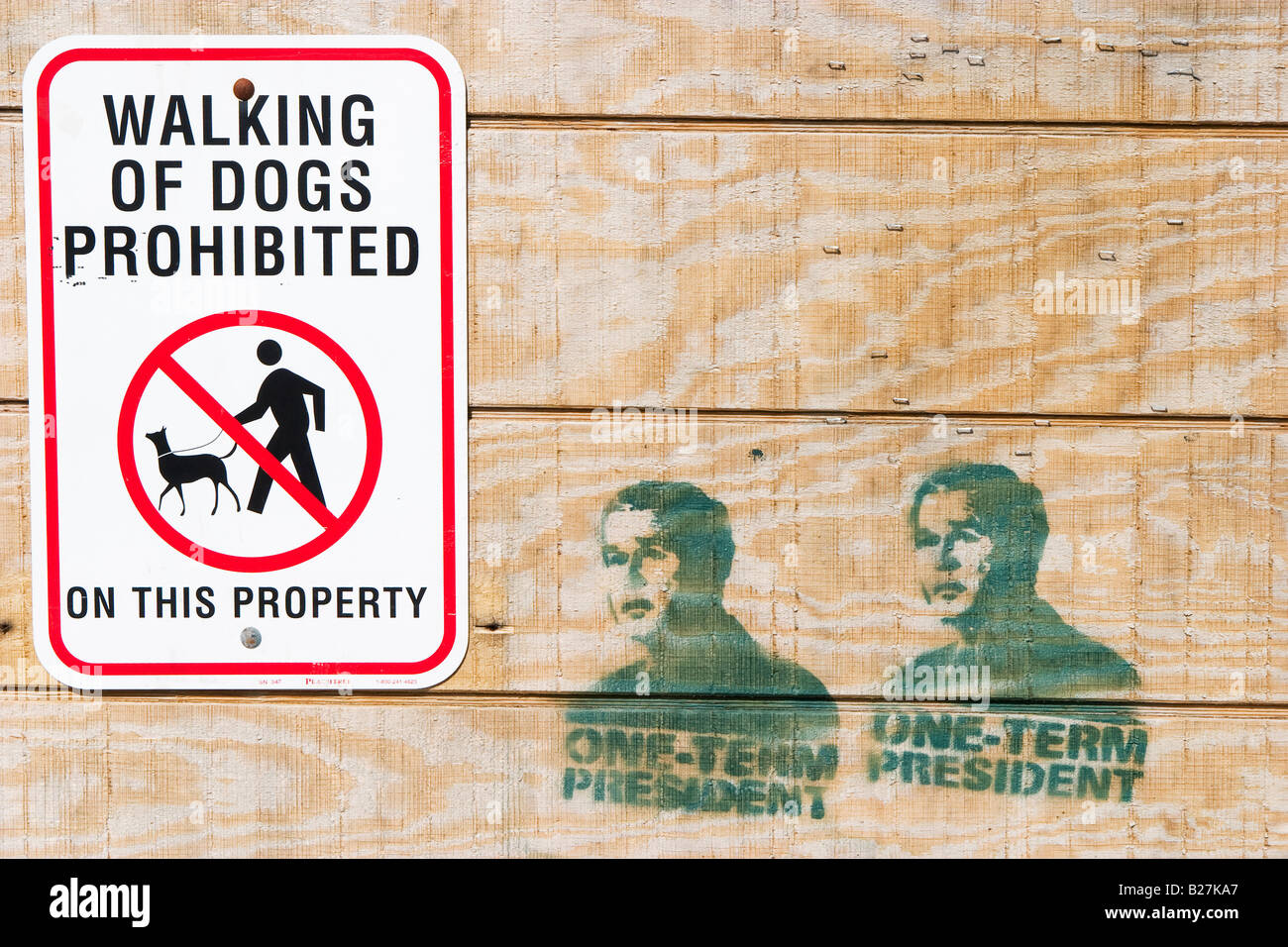 Zu Fuß von Hunden ist verboten Schild mit Graffiti daneben in Newport, Rhode Island Stockfoto