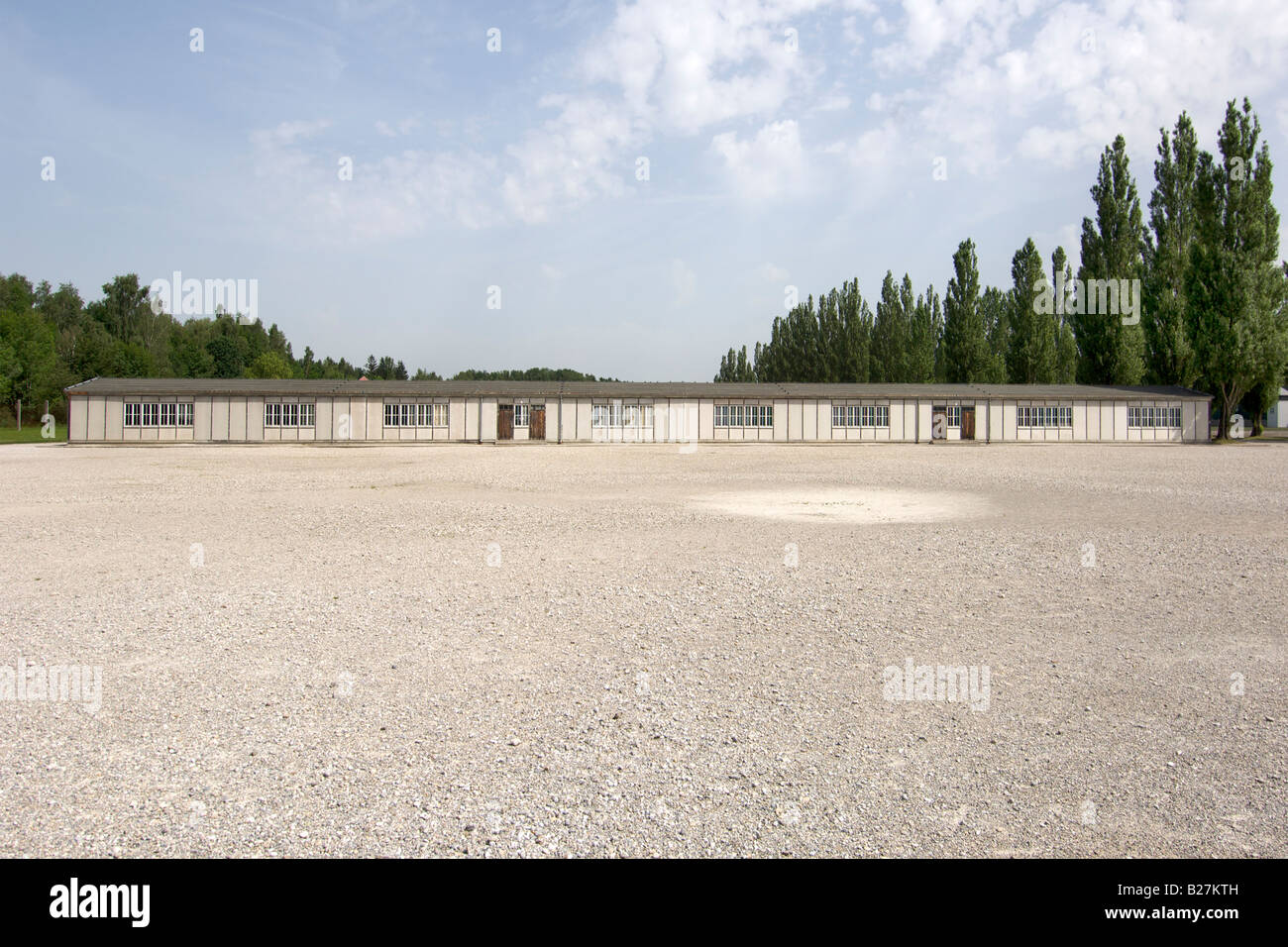 Kasernen und Paradeplatz im ehemaligen KZ Dachau am Stadtrand von München in Deutschland. Stockfoto