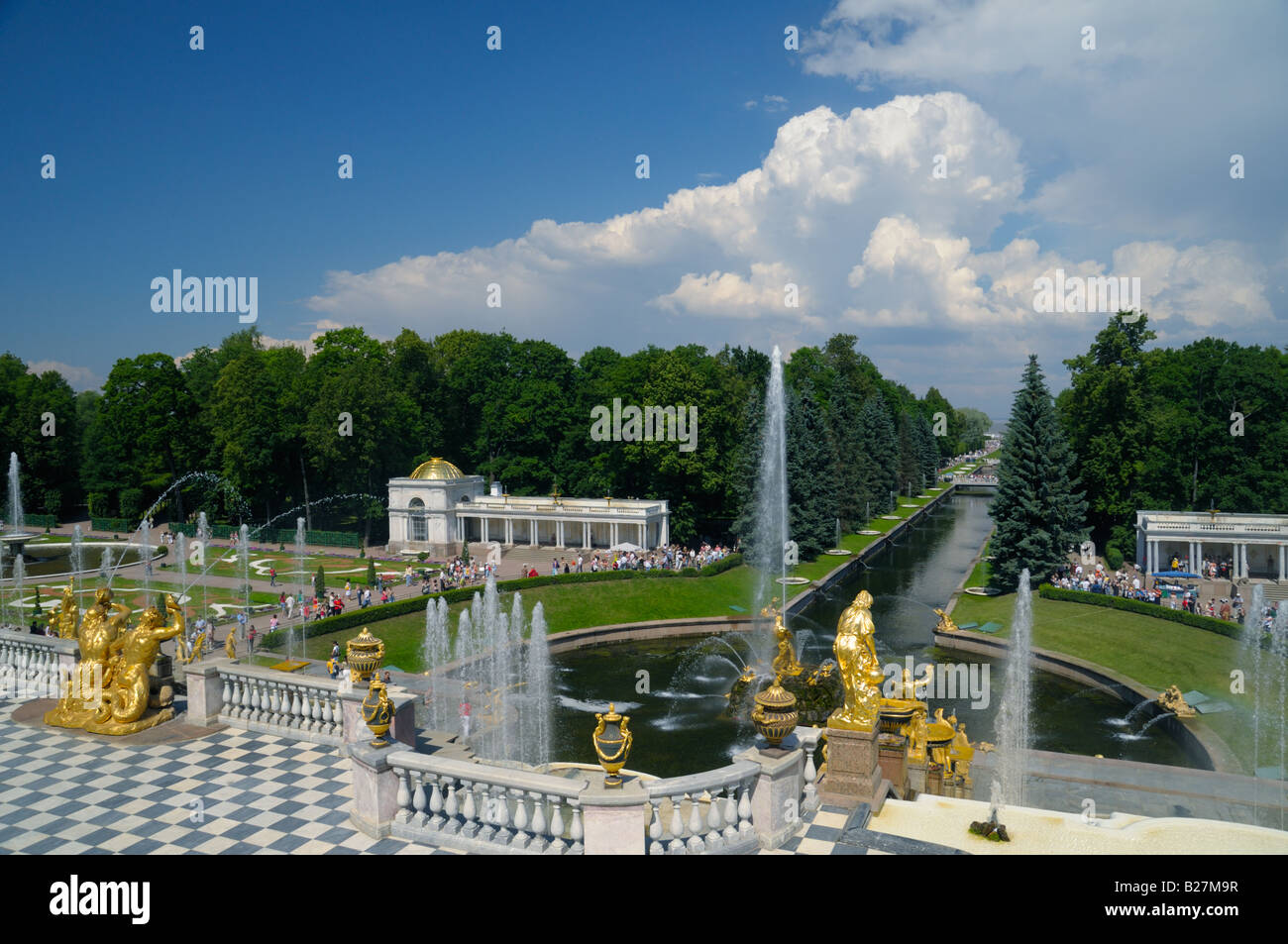 Großen Kaskade und Meer-Kanal von Peterhof, St. Petersburg, Russland Stockfoto