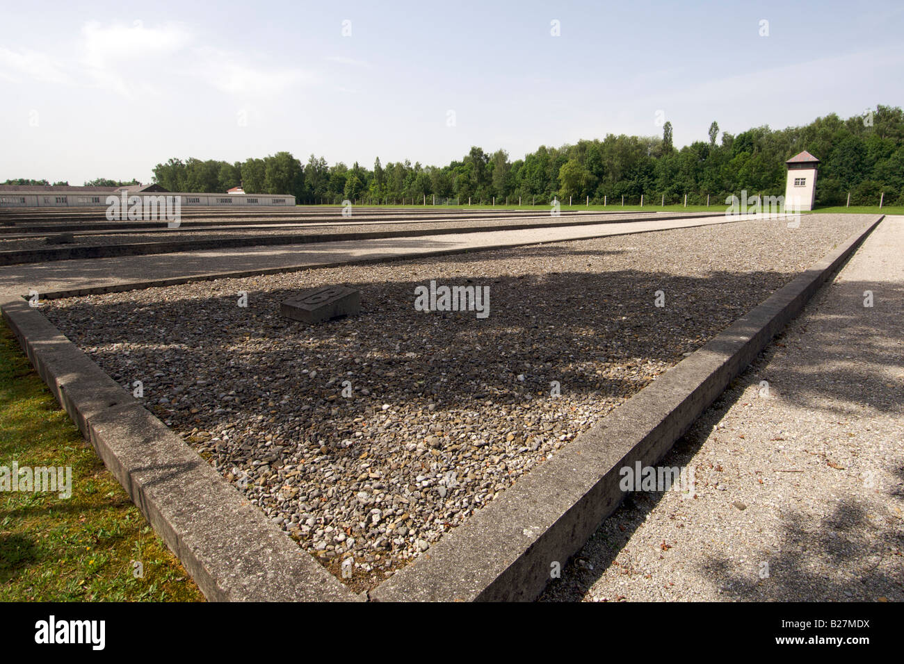 Watch Tower und Standort der ehemaligen Kaserne des KZ Dachau am Stadtrand von München in Deutschland. Stockfoto