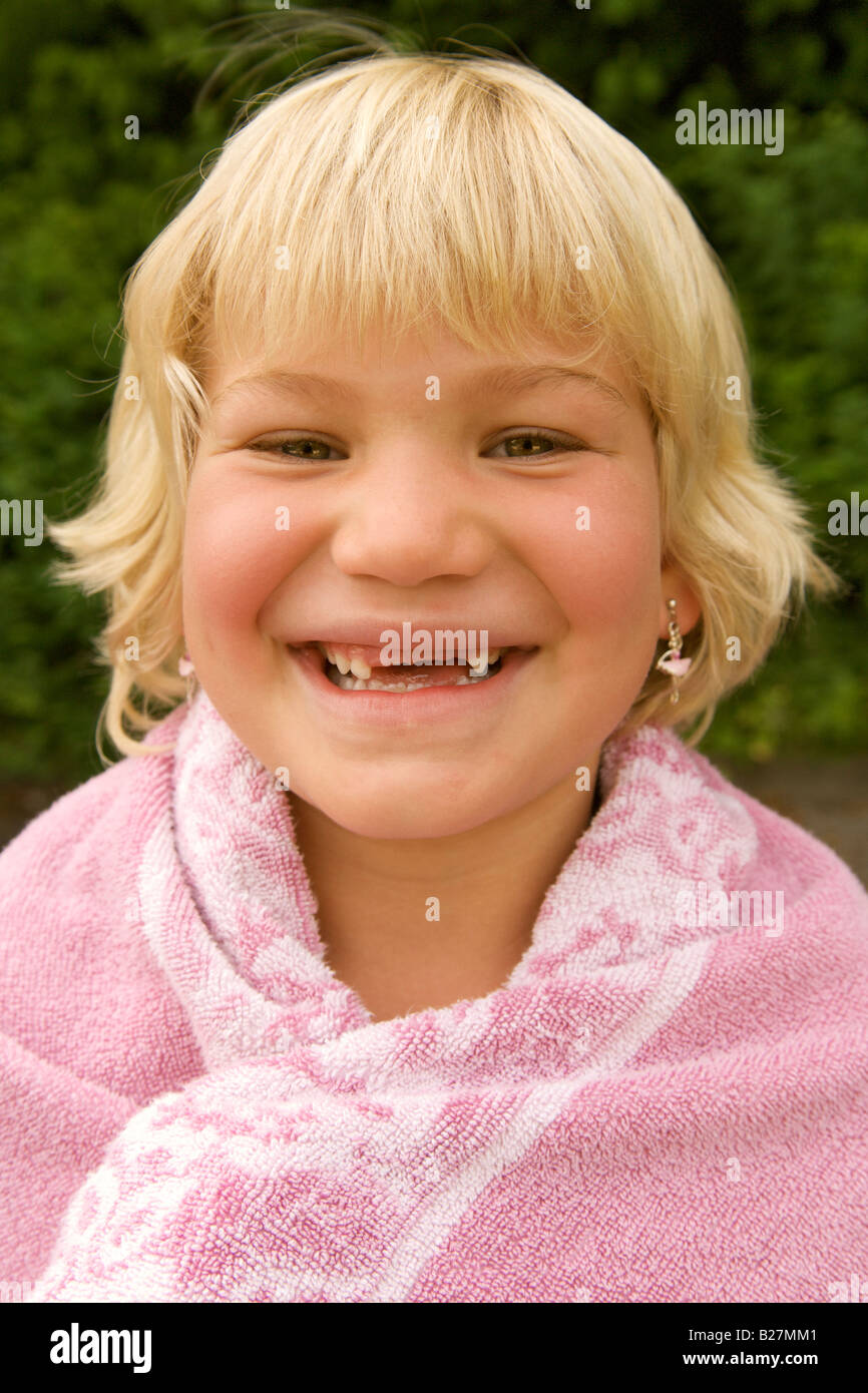 6 - Jahre altes Mädchen zeigen ihre fehlenden Zähne. Stockfoto