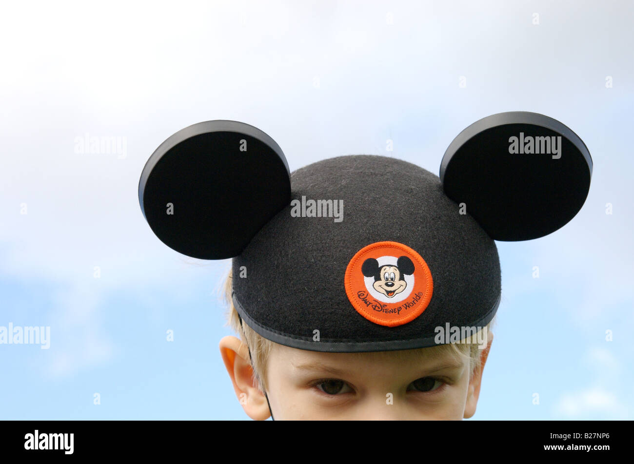 Ein kleiner Junge trägt Mickey-Mouse-Ohren Stockfotografie - Alamy