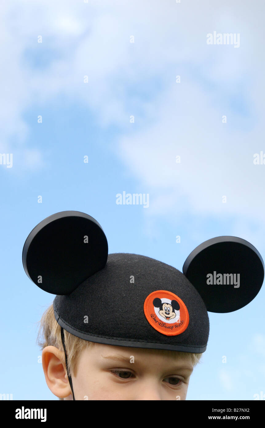 Ein kleiner Junge trägt Mickey-Mouse-Ohren Stockfotografie - Alamy