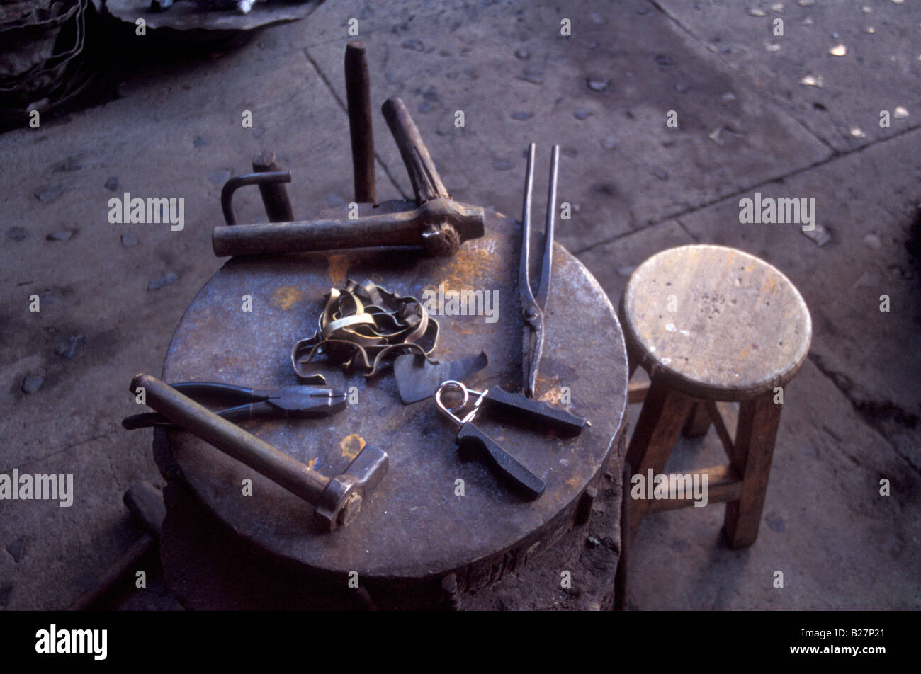 Von Kupfer smith Tools auf einem Workshop in das Dorf Santa Clara del Cobre in der Nähe des Lago Pátzcuaro, Michoacán, Mexiko Stockfoto