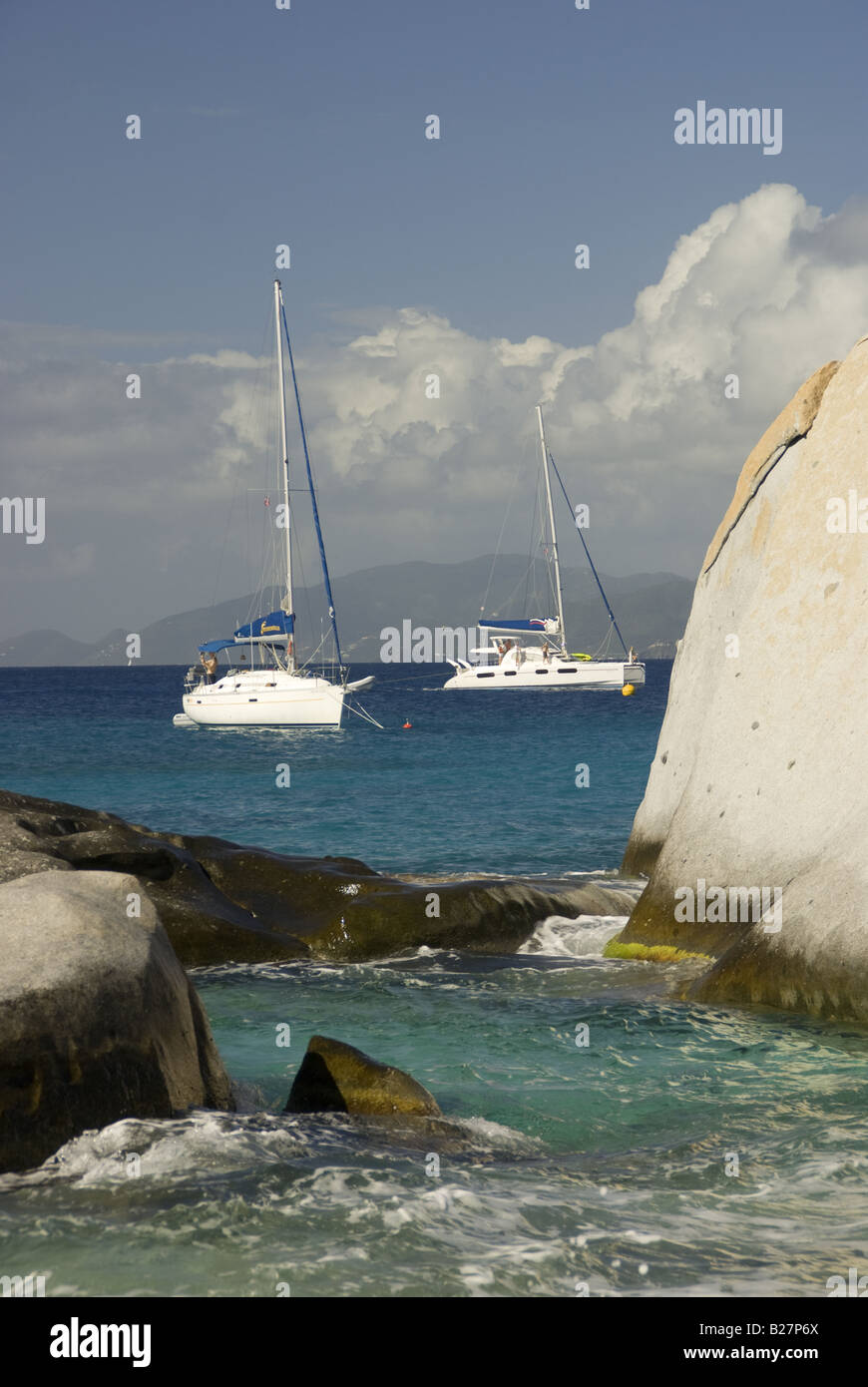 Segelboote vor der Küste in den Bädern auf Virgin Gorda Stockfoto