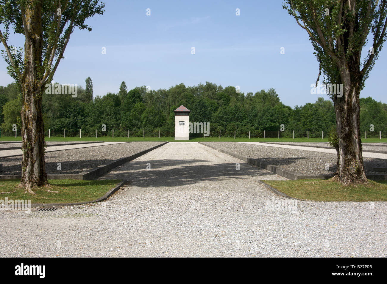 Watch Tower und Standort der ehemaligen Kaserne des KZ Dachau am Stadtrand von München in Deutschland. Stockfoto