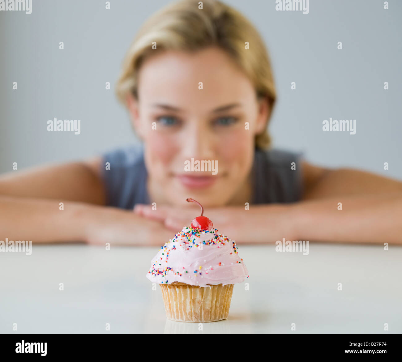 Frau betrachten cupcake Stockfoto
