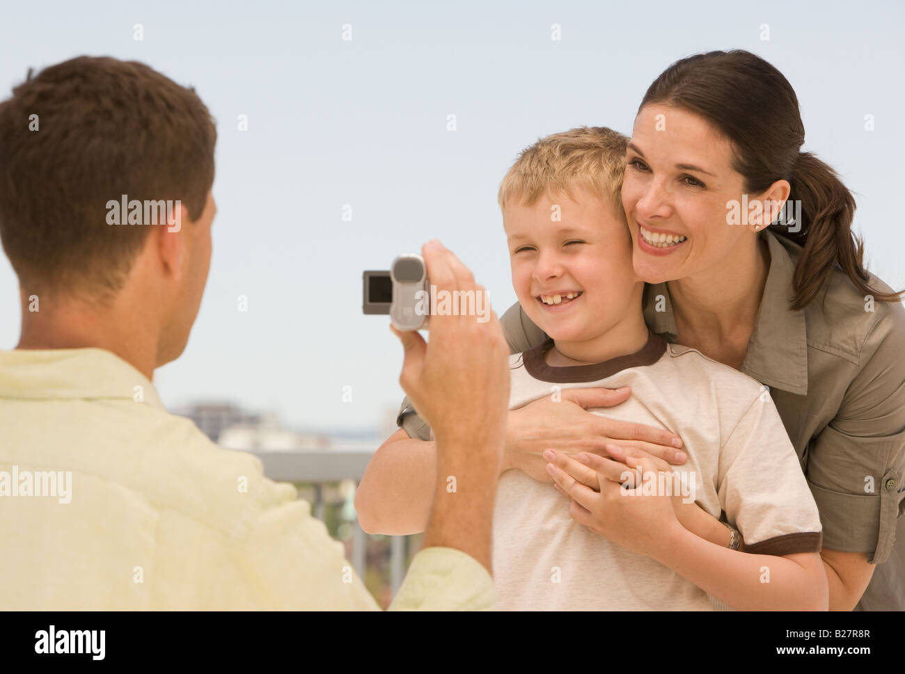 Video-Aufzeichnung, Frau und Sohn Vater Stockfoto