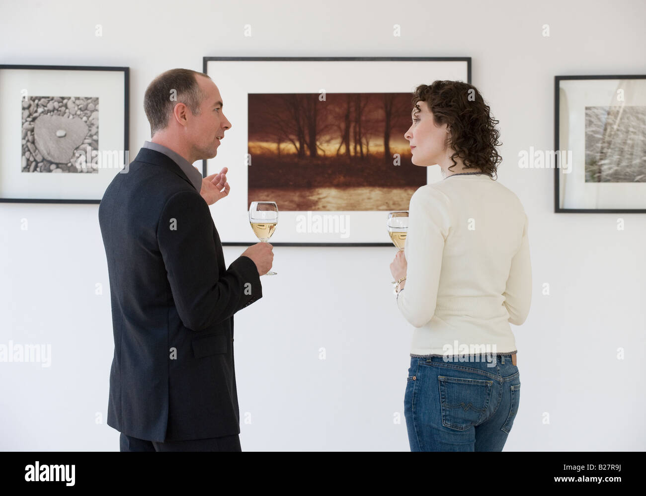 Paar Diskussion über Kunst in der Art gallery Stockfoto