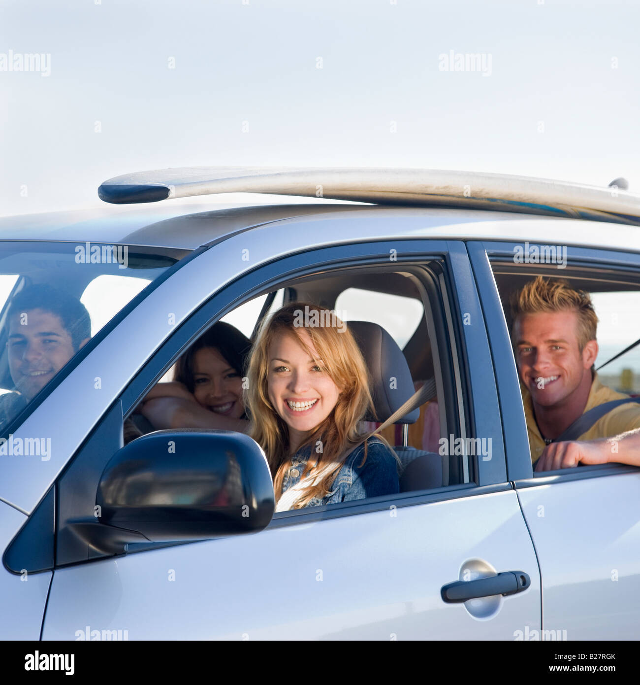 Freunde fahren im Auto Stockfoto