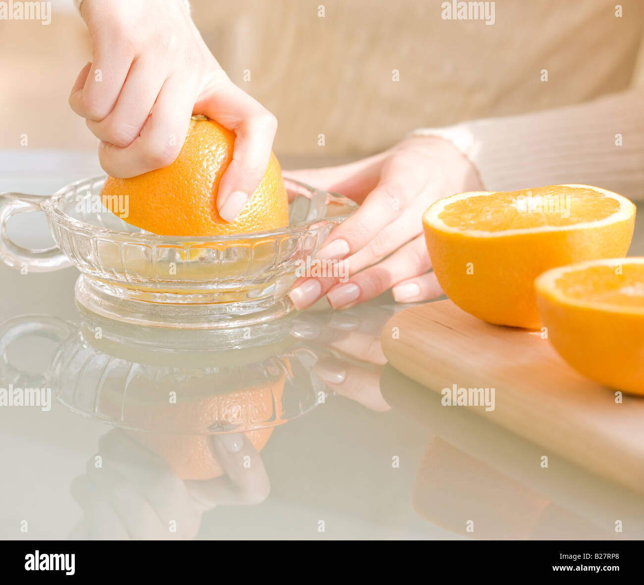Frau quetschen Orangen Stockfoto