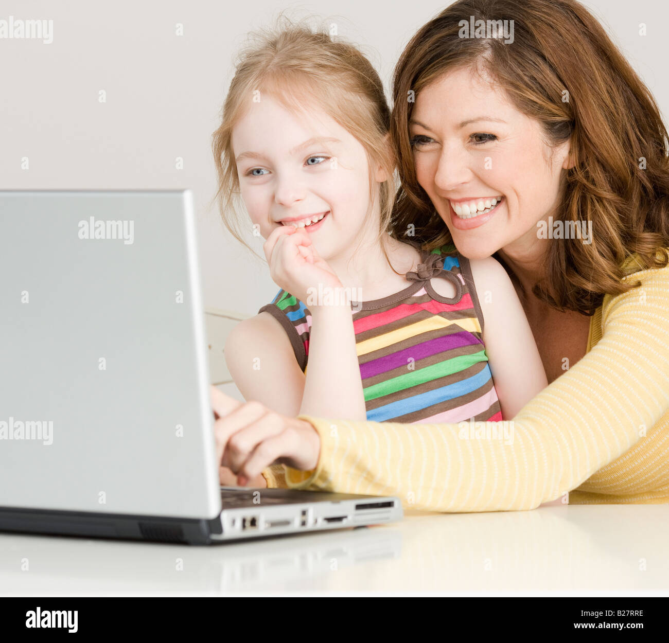 Mutter und Tochter Blick auf laptop Stockfoto