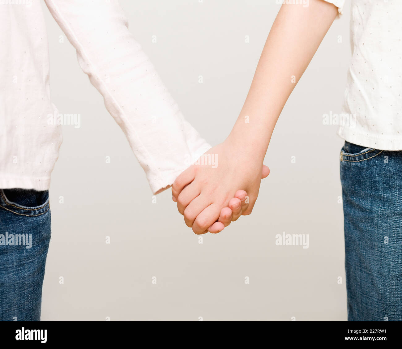 Zwei Mädchen Hand in Hand Stockfoto