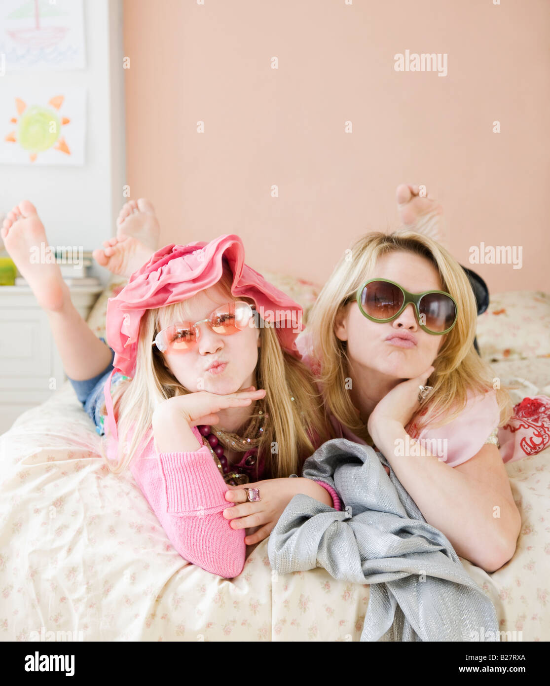 Mutter und Tochter spielen dress up Stockfoto