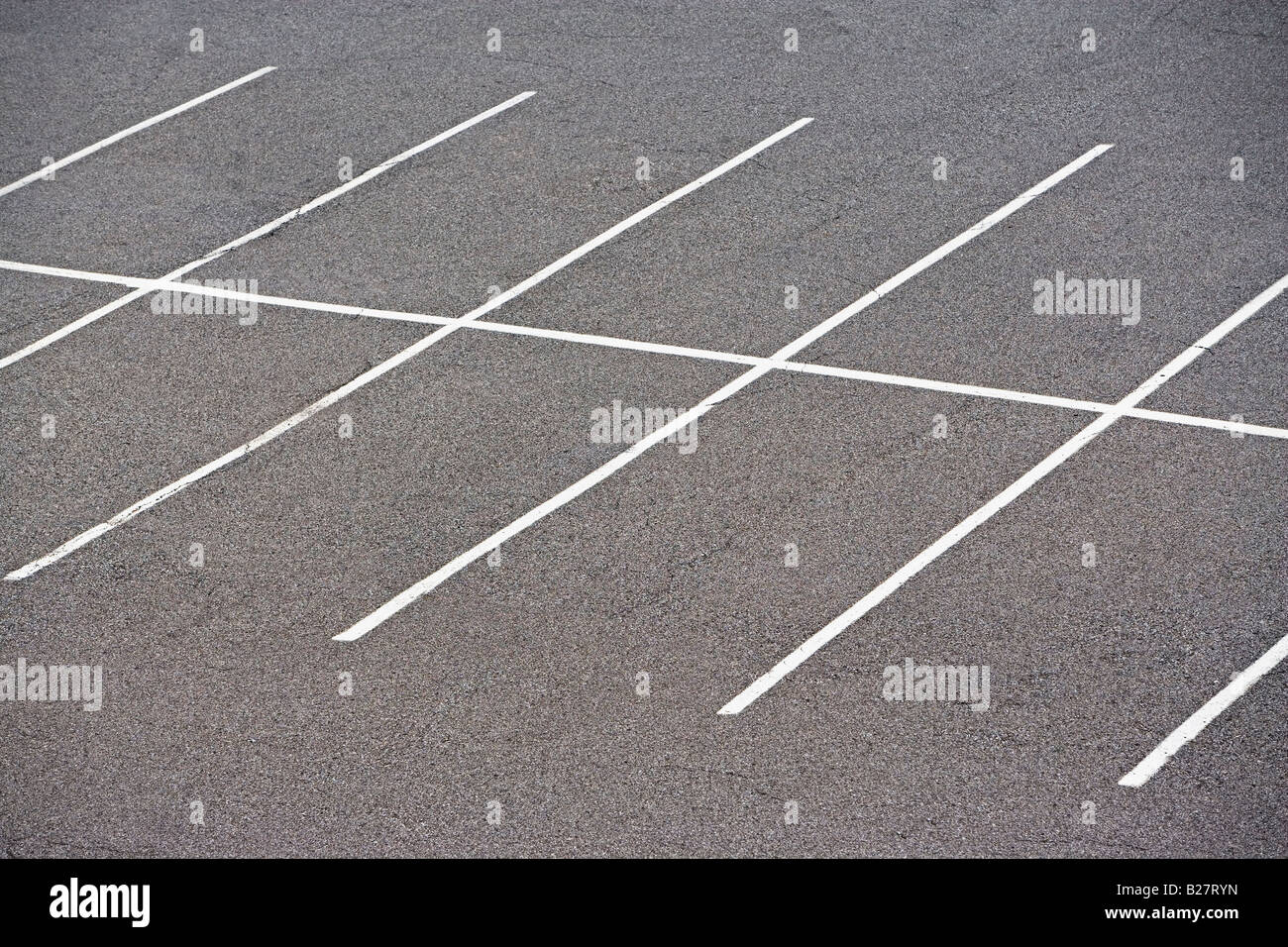 Reihen von leeren Parkplätzen Stockfoto