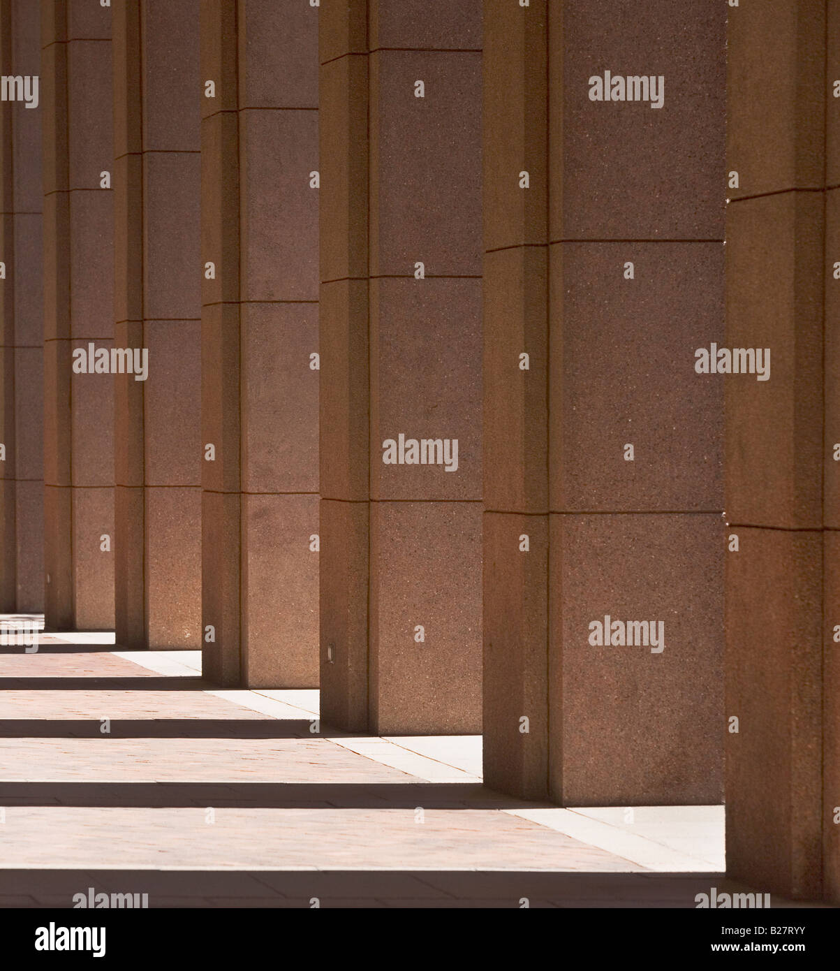 Reihe von Spalten und Schatten Stockfoto