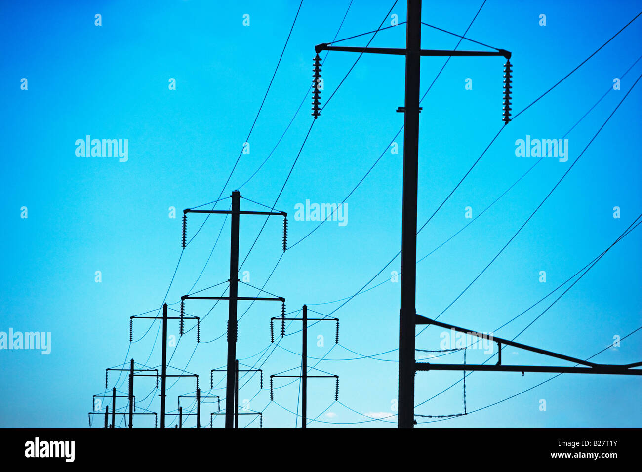 Niedrigen Winkel Blick auf Strommasten Stockfoto