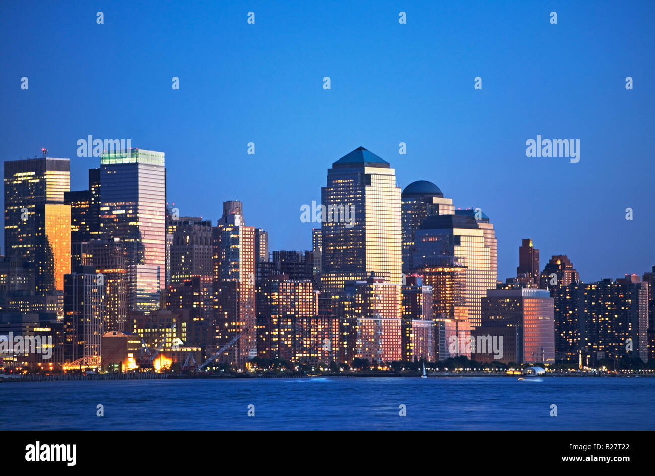 New Yorker Skyline entlang Hudson River bei Nacht, New York, Vereinigte Staaten von Amerika Stockfoto