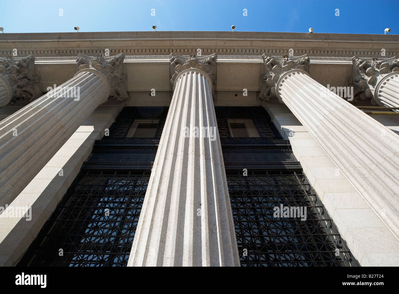 Niedrigen Winkel Blick auf Steinsäulen, New York City, New York, Vereinigte Staaten von Amerika Stockfoto