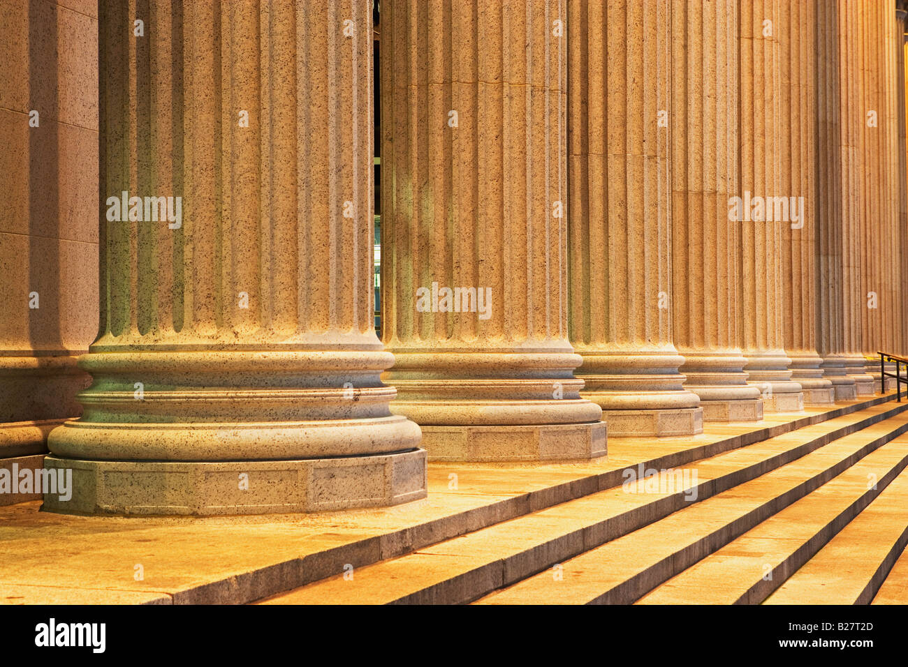 Reihe von Steinsäulen Stockfoto