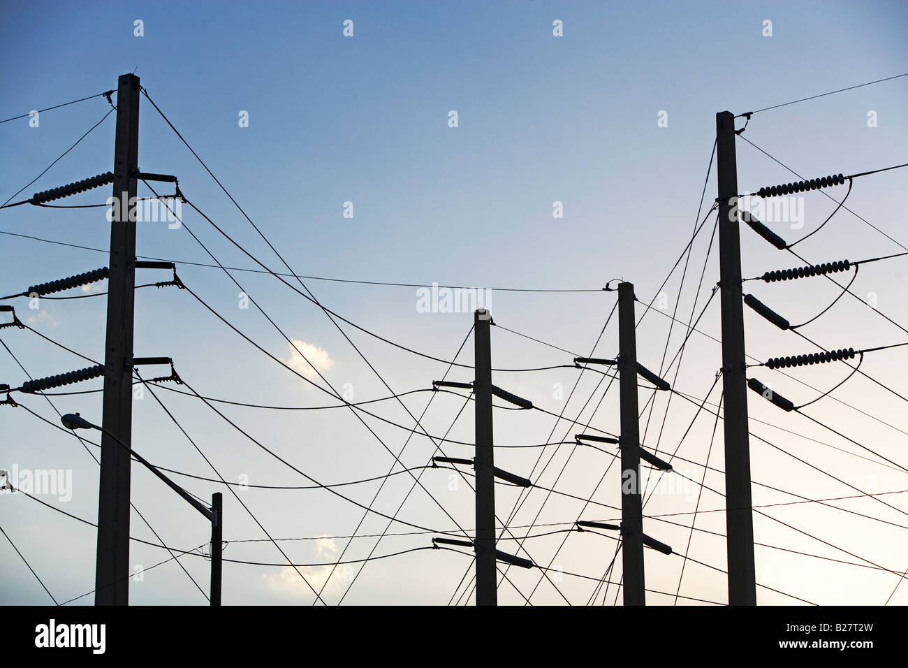 Niedrigen Winkel Ansicht der Stromleitungen auf Pole Stockfoto