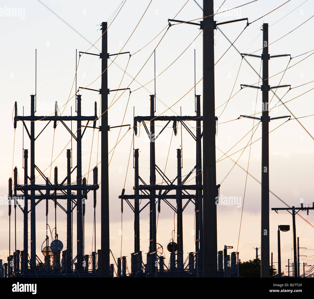Niedrigen Winkel Ansicht der Stromleitungen auf Pole Stockfoto