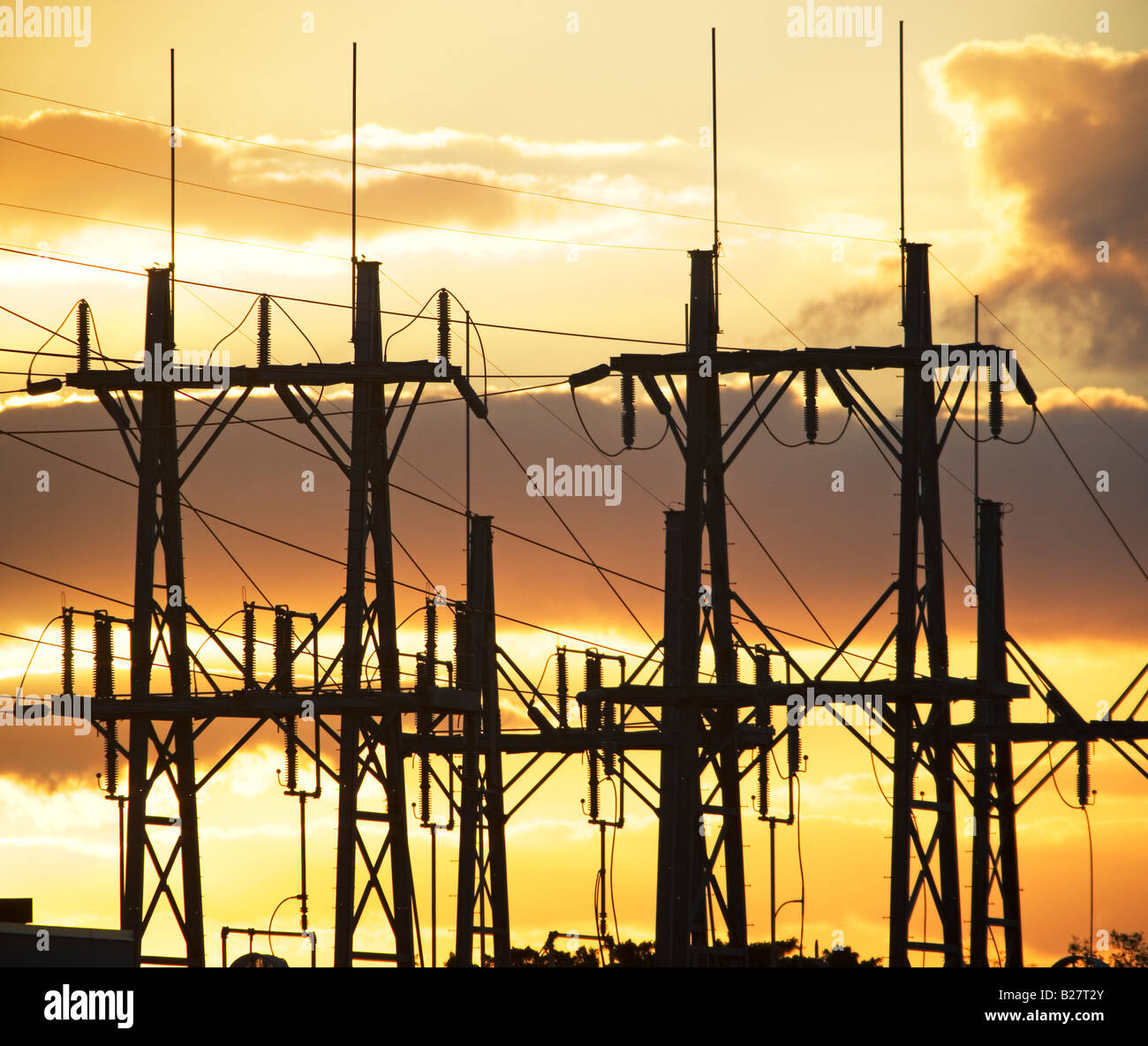Niedrigen Winkel Ansicht der Stromleitungen auf Pole Stockfoto