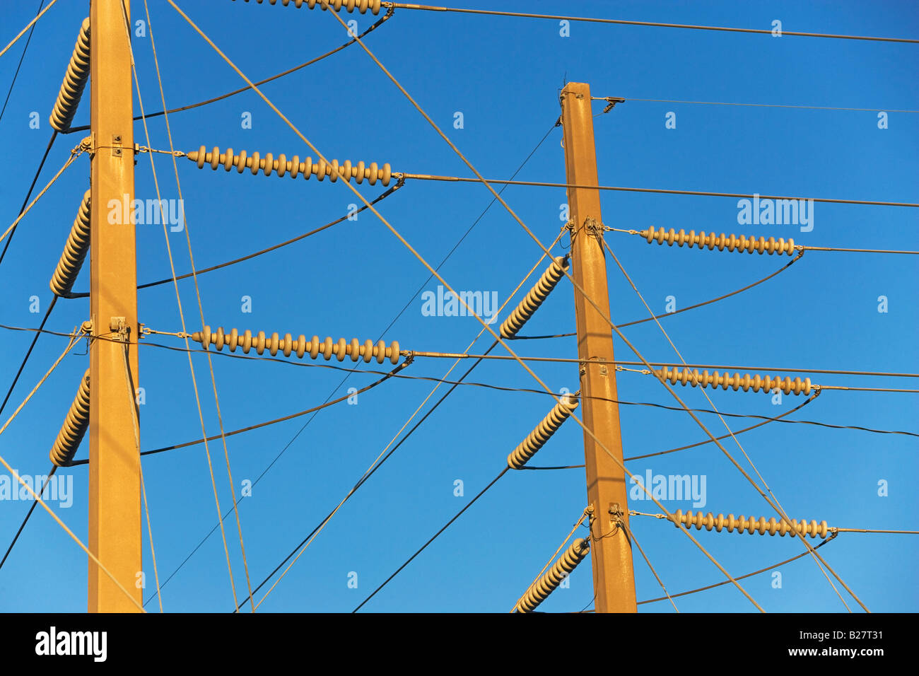 Niedrigen Winkel Ansicht der Stromleitungen auf Pole Stockfoto