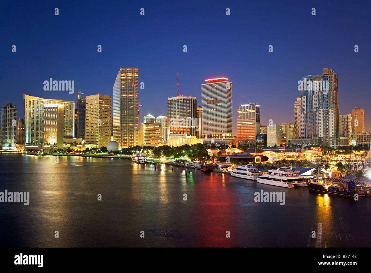 Miami City Skyline bei Nacht, Dade County, Florida, Vereinigte Staaten von Amerika Stockfoto