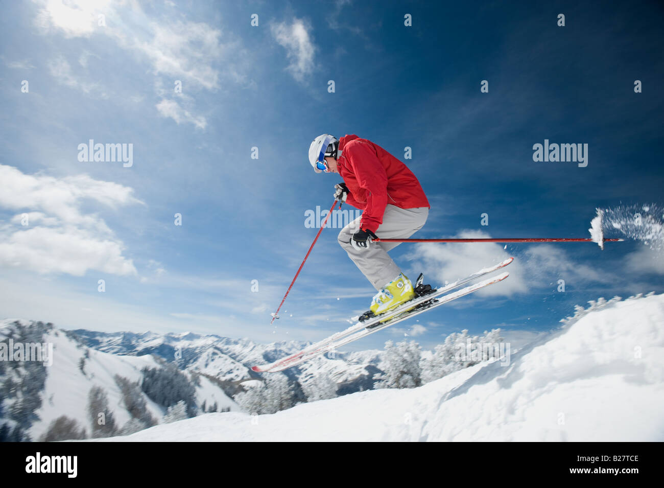 Mann in Luft auf Skiern Stockfoto