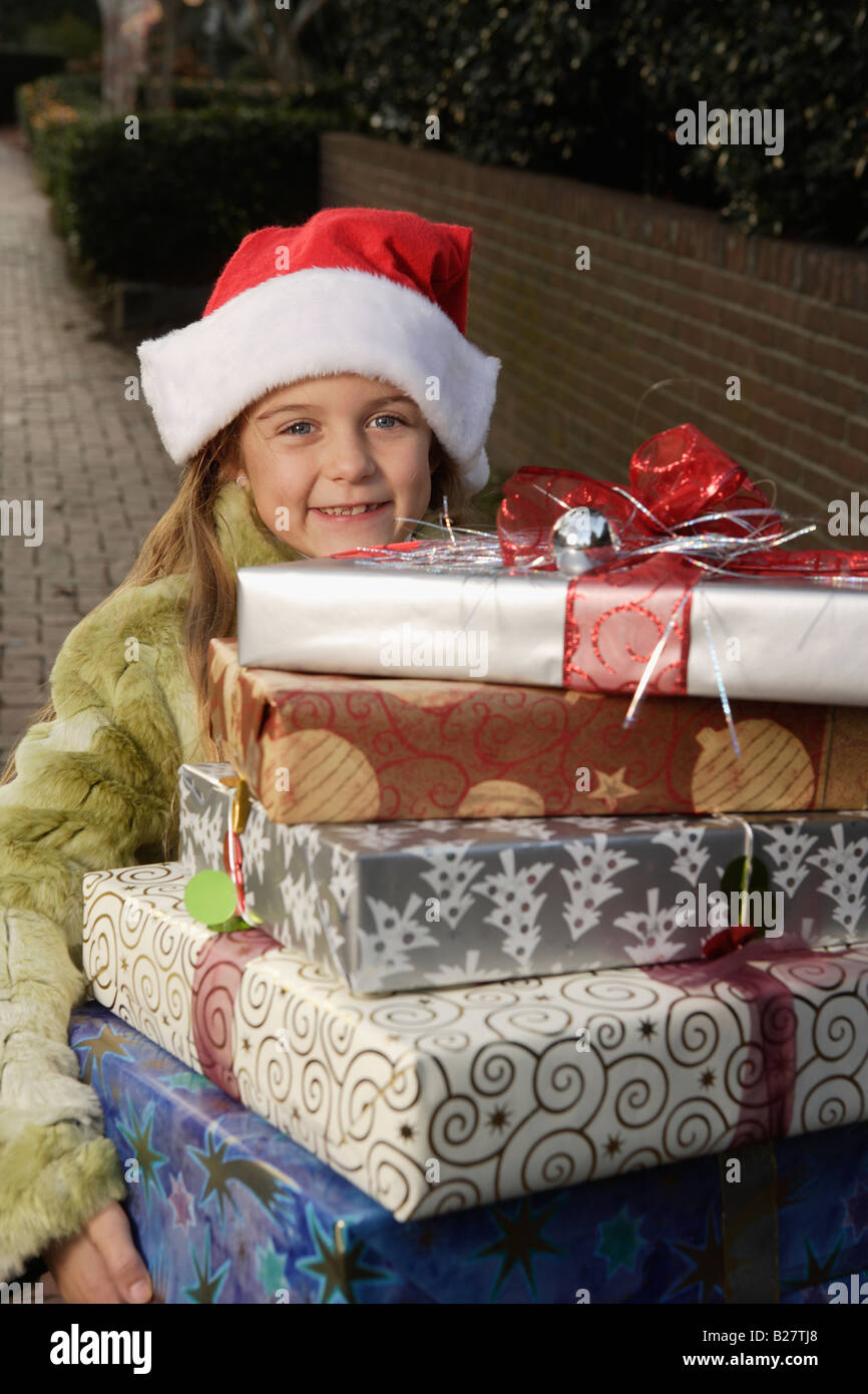 Mädchen hält Stapel von Weihnachtsgeschenke Stockfoto