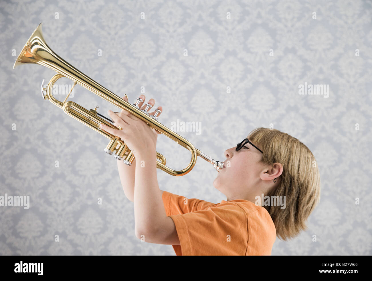 Junge spielt Trompete Stockfoto