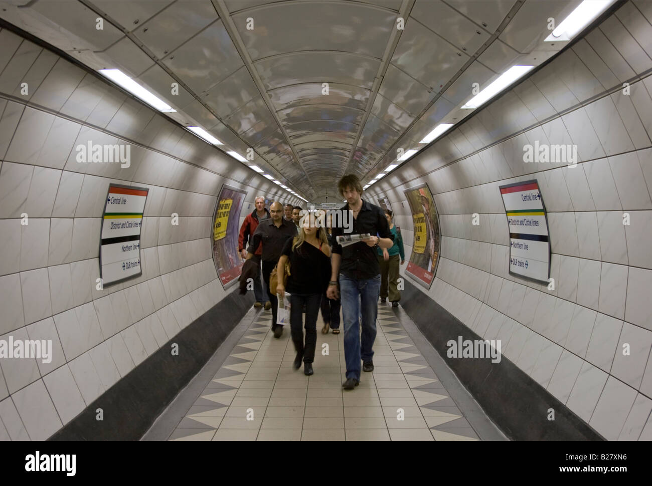 U-Bahnhof Bank Passagier Tunnel London Stockfoto