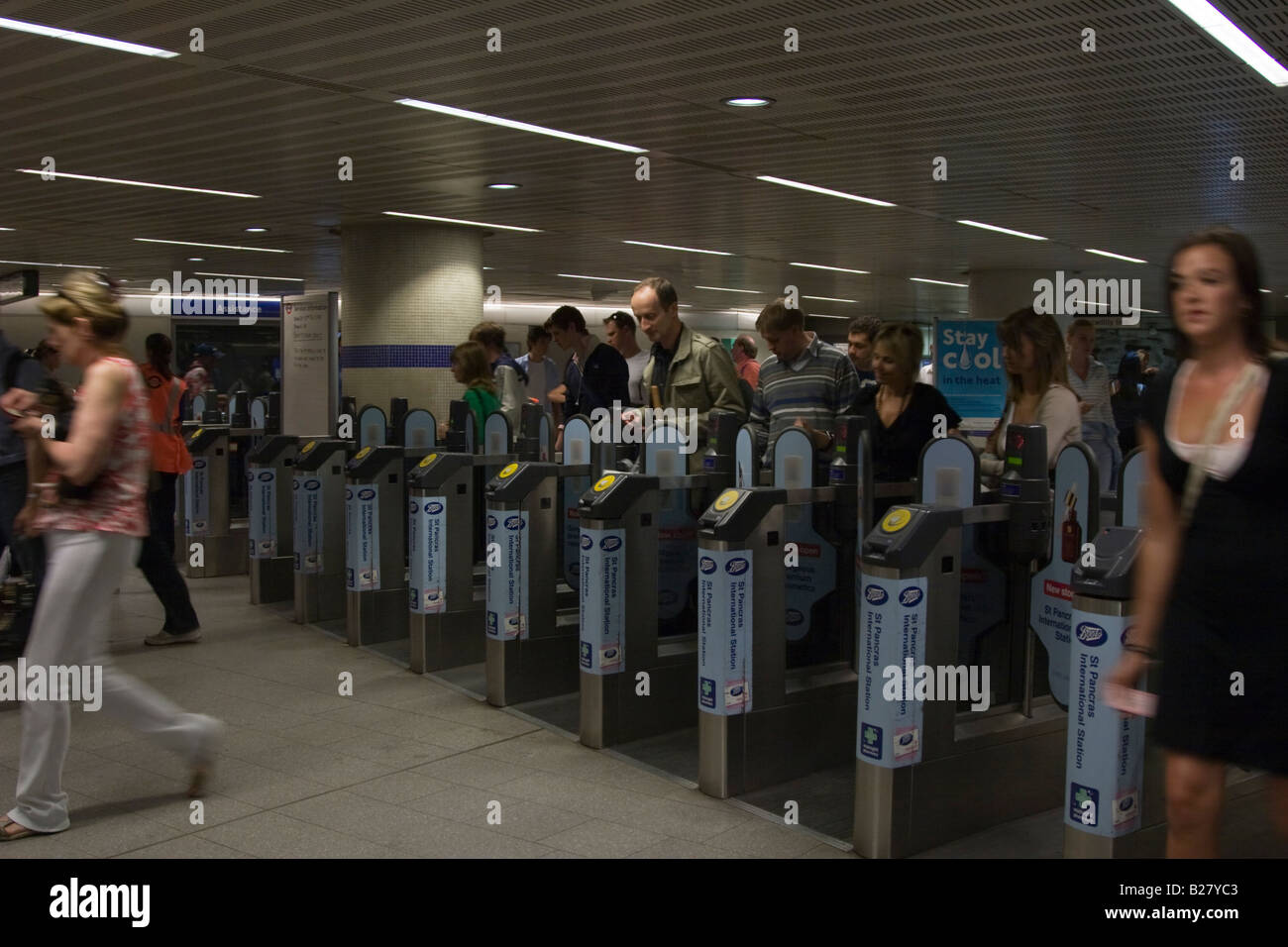 Barrieren - Kings Cross U-Bahn Station - London Stockfoto