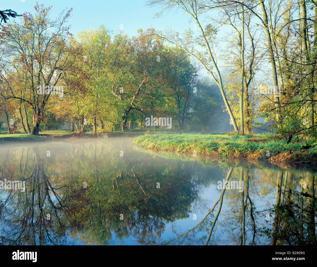 Herbst Nebel erhebt sich über Brandywine Creek in der Nähe der Heimat des berühmten amerikanischen Künstler Andrew Wyeth Stockfoto