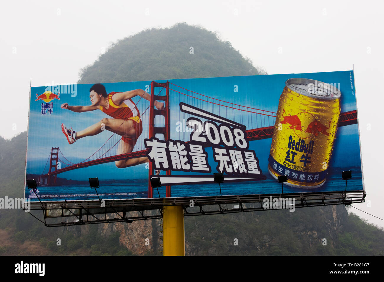 Red Bull Billboard Sponsor für die Olympischen Spiele 2008 in der Nähe von Guilin, China Stockfoto